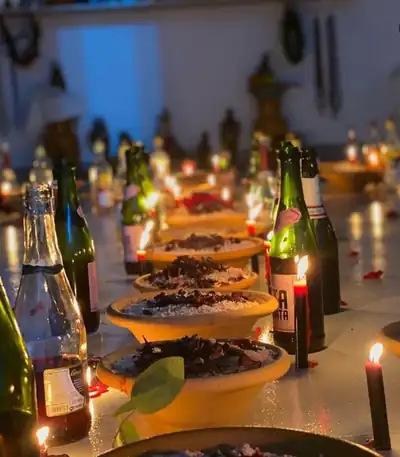 Oferendas em terreiro com velas e bebidas