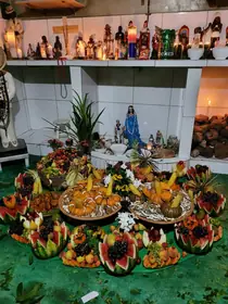 Oferendas com frutas diante de um altar de terreiro